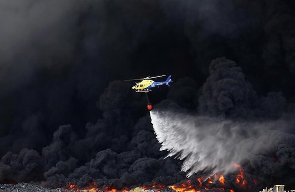 sesena-vertedero-neumaticos-helicoptero2 Incendio de neumáticos de Seseña: suspenden las administraciones públicas