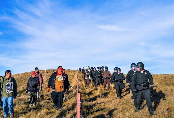 standing-rock-sioux-policia_rwilson Veteranos de guerra en defensa de los sioux de Standing Rock