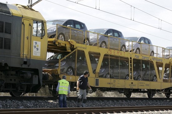 transporte-mercancias-coches-tren Expediente a Renfe por abuso de posición dominante y cártel en mercancías