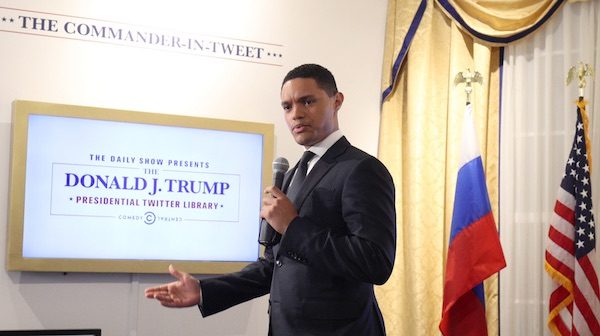 trevor-noah-presenta-daily-show-donald-trump-600x336 Trevor Noah simula la biblioteca presidencial de tuits de Donald Trump