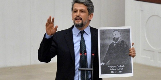 turquia-diputado-paylan-muestra-retrato-odyan Prohibido decir ‘genocidio armenio’ y ‘Kurdistán’ en Parlamento Turco