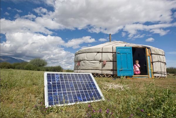 uvs-mongolia-panel-solar-energia-onu-edebebe-600x401 Acceso universal a la energía en 2030: objetivo en peligro