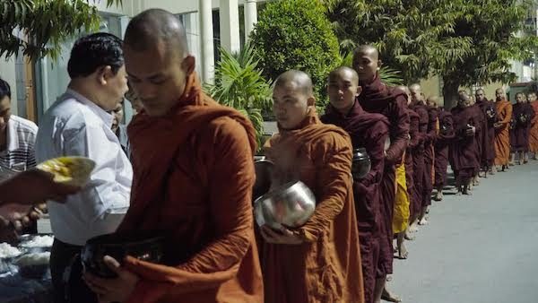 venerable-w-escena-600x338 Estreno en Francia: “Le venerable W” rotundo documental de Barbet Schroeder