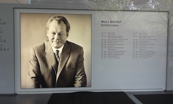 willy-brandt-cartel-electoral Apuntes acerca de la “vieja socialdemocracia”