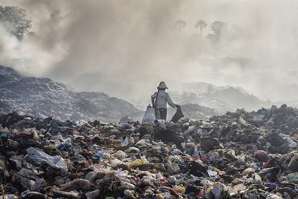 1-plastic-world-600x400 Día Mundial del Medio Ambiente: mostrar el coste mortal del plástico