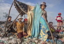 After an intense day of work on behalf of all the scavengers, all the children of the dumpsite had gathered to play together.