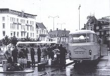 Emigrantes españoles en el centro de Eindhoven preparándose para marchar de vacaciones a sus pueblos. 1965. (PCA)