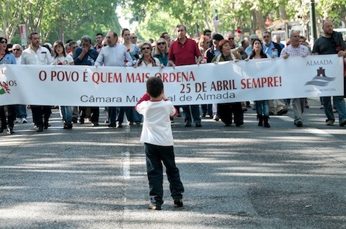 Lisboa-20120425-pancartas Grándola es ahora terra de desigualdade