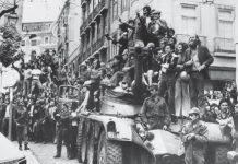 Lisboa, soldados con vecinos el 25 de abril de 1974