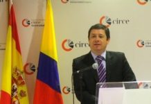 Esteban Albornoz presenta los proyectos que ejecuta el Ecuador en generación de energía renovable.