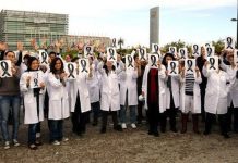 Médicos de Madrid con lazos negros por la privatización de la sanidad