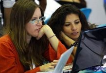 Mujeres en un campus party. Foto: Eduardo Flores/Andes