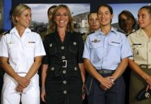 Carmen Chacón con mujeres militares españolas