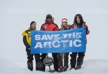 Los embajadores del Ártico Kiera Kolsen de Canada, Renny Bijoux de Seychelles, Josefina Skerk de Suecia y Ezra Miller de EEUU (USA), con un especialista de la cápsula del tiempo.