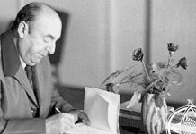 Pablo Neruda firma libros en su residencia
