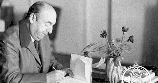 pablo-neruda-firma-libros La justicia chilena ordena reabrir la investigación de la muerte de Pablo Neruda