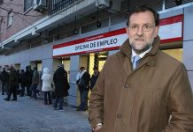 Mariano Rajoy posa en 2013 ante una oficina de empleo