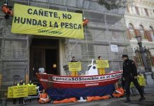 Greenpeace fondea una barca de pesca artesanal frente al Ministerio de Agricultural y Pesca de España, en Madrid