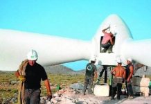 Trabajadores españoles montan un aerogenerador en Andalucía