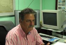 José Rubiera, el zar cubano de los huracanes, en su oficina del Centro de Pronósticos del Instituto de Meteorología de Cuba. Crédito: Patricia Grogg/IPS