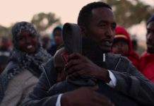 Omar, un refugiado somalí de 17 años, despide a su amigo, que se marcha de Libia a Noruega, donde ha sido aceptado para su reasentamiento © www.marcsilver.net