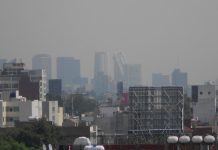 Panorama aéreo de un barrio sureño de la Ciudad de México con sus edificios semiocultos por la polución. Crédito: Emilio Godoy/IPS.