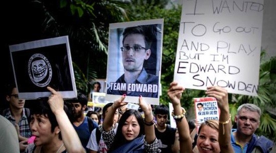 Snowden-apoyos-calle Snowden: Ecuador como garantía frente a los EEUU