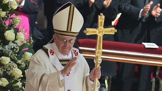 papa-francisco-ornamentos La Iglesia Católica cambió de gobernante, no de gobierno