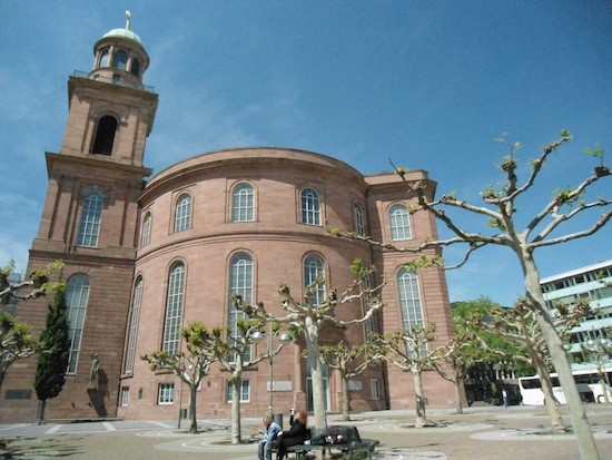 paul-kirche Frankfort bajo el sol, después de la lluvia