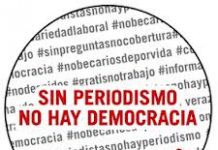 Chapa de la FAPE reclamando que "sin periodismo no hay democracia"