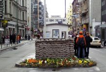 Berlin, el antiguo "Checkpoint Charlie" queda como reclamo del turismo.