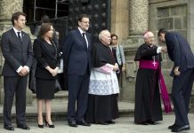El príncipe Felipe se inclina ante el arzobispo de Santiago, Julián Barrio, quien presidiría luego el funeral oficial católico