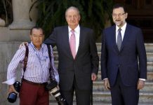 El rey Juan Carlos posa con el fotógrafo de 'Hola!' Juan Chávez, en presencia de Mariano Rajoy