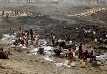 Refugiados cavan la tierra en busca de agua en el campamento de Jamam, en Sudán del Sur. Crédito: Jared Ferrie/IPS