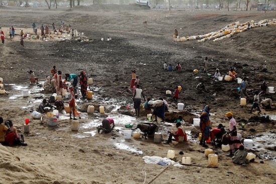 Refugiados-agua-Sudan-Sur_JaredFerrie-IPS Acnur pide recursos para atender refugiados de Sudán del Sur
