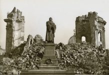Estatua de Martín Lutero en medio de las ruinas de la Frauenkirche de Dresde tras el bombardeo de la aviación aliada sobre la ciudad la noche del 14 de febrero de 1945. Archivo Manuel López