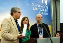 Mónica Cebollada (centro), recibe el premio en representación de la PAH de manos del presidente de Ábside, Andreu Dionis (izquierda) y el director de la Fundación, Daniel Banyuls