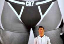 Cristiano Ronaldo posa delante de un gran cartel de 19 metros de altura durante la presentación mundial del línea de ropa interior CR7 by Cristiano Ronaldo en el Palacio de Cibeles el 31 de octubre de 2013 en Madrid, España. CR7 by Cristiano Ronaldo está disponible en todo el mundo del 1 de noviembre de 2013 desde www.cr7underwear.com (Foto: David Ramos / Getty Images para CR7)