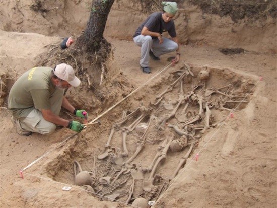Fosas-Villalba-Duero-Burgos-2010_IñakiHernando-AI En español: exhumar restos, mejor que fosas