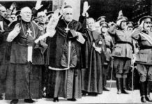 Franco rodeado de obispos fascistas
