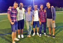 Jane Pires posa con Abraham, Benjamín, Jane, Moisés, Rubén y Jose, del equipo de la Comunidad Tiempo de Cosecha en el campo de L’Alter-Nova Vida en Poble Nou, Torrent, Valencia, España