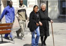 Muchos inmigrantes han encontrado trabajo en España como acompañantes de personas mayores