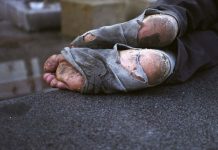 Pies de un sintecho ('homeless'). mlf.org