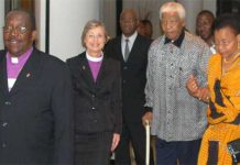 La obispa de la Iglesia Metodista Janice Huie acompaña a Nelson Mandela y su mujer, Graça Machel, tras el obispo João Somane. Foto: Stephen Drachler/ UMNS