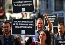 Periodistas turcos protestan en defensa de sus derechos en Estambul el 5 de noviembre de 2013. Los manifestantes caminaron a un ritmo de un paso por minuto para subrayar la lentitud de la justicia en Turquía. (AFP/Ozan Kose)