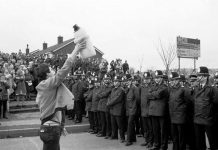 Minero británico en huelga frente a la policía en 1984