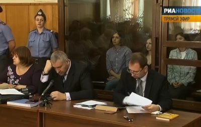 Rusia-Pussy-riot-jaula-abogados-e1654100483439 Amnistía: la Pussy Riot Aysoltan Niyazov no debe ser extraditada desde Croacia a Turkmenistán