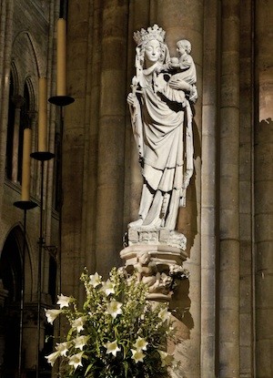 Notre-Dame-Virgen-niño-LED Philips ilumina Notre-Dame para resaltar valores del gótico
