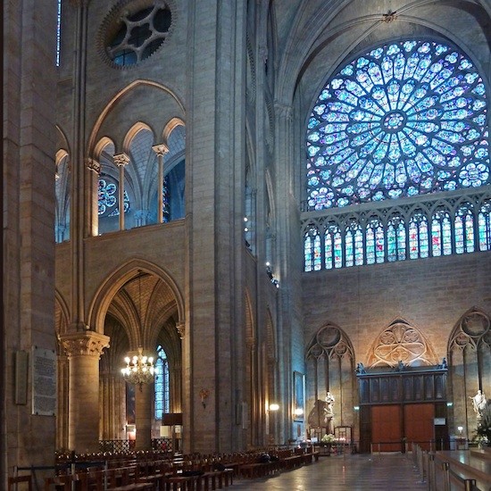 Notre-Dame-vidrieras-LED Philips ilumina Notre-Dame para resaltar valores del gótico