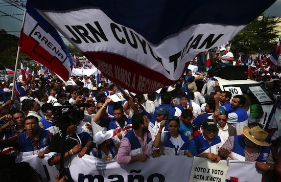 Salvador-arena-manifestantes-20140411 Derecha radicalizada de El Salvador amenaza gobernabilidad